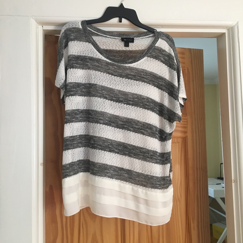 Stripped sweater-like top with white hem